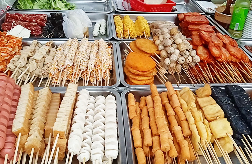 炸串串夾饃技術培訓,西安學炸串夾饃,炸菜夾饃技術指導,夾饃小吃創(chuàng)業(yè),陜西新東方提供餐飲創(chuàng)業(yè)支持,擺攤小吃,炸串夾饃小吃培訓。